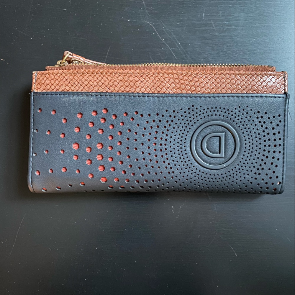 Women wallet   Multiple pockets
Multiple compartments.  Half logo on front